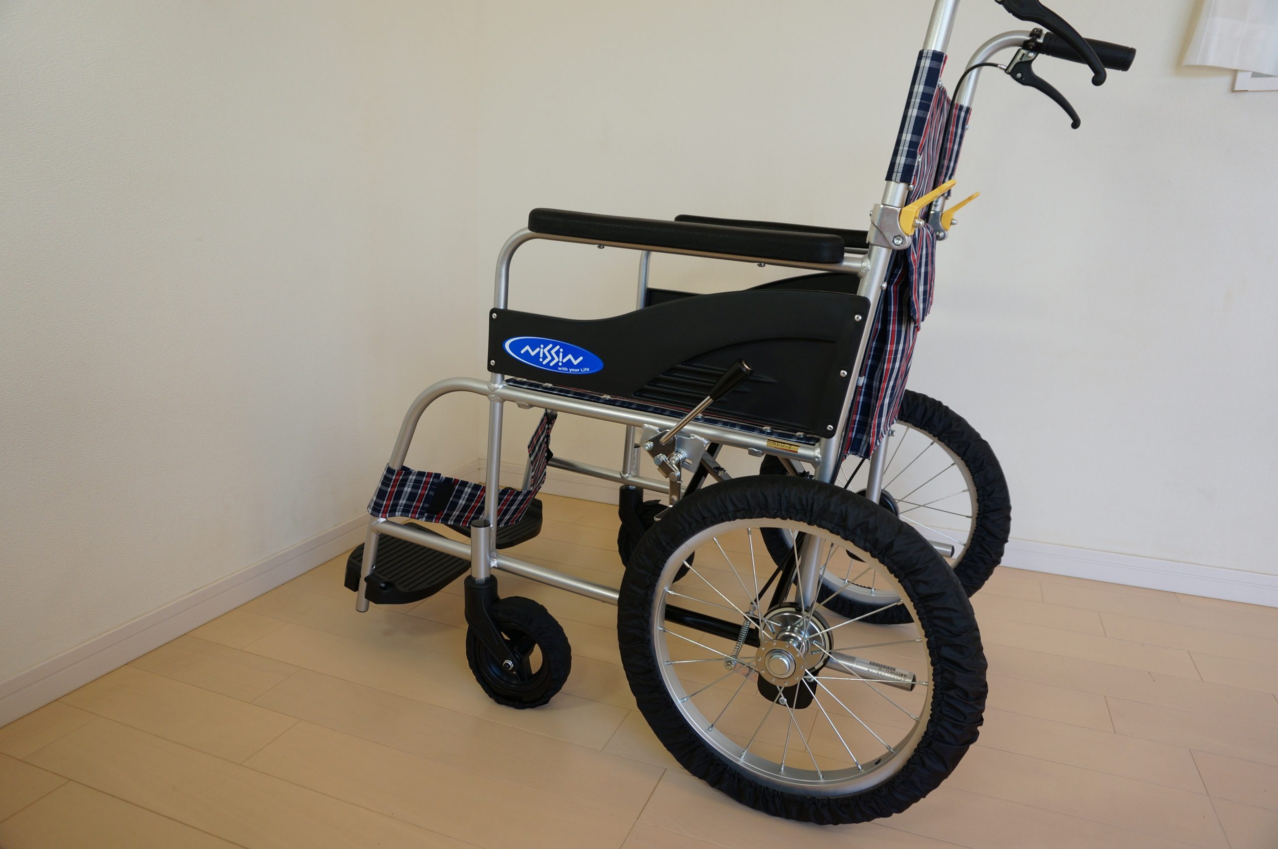 屋外で車いすを使用してそのまま室内に移動するとき、タイヤが汚れているので困ることがあります。